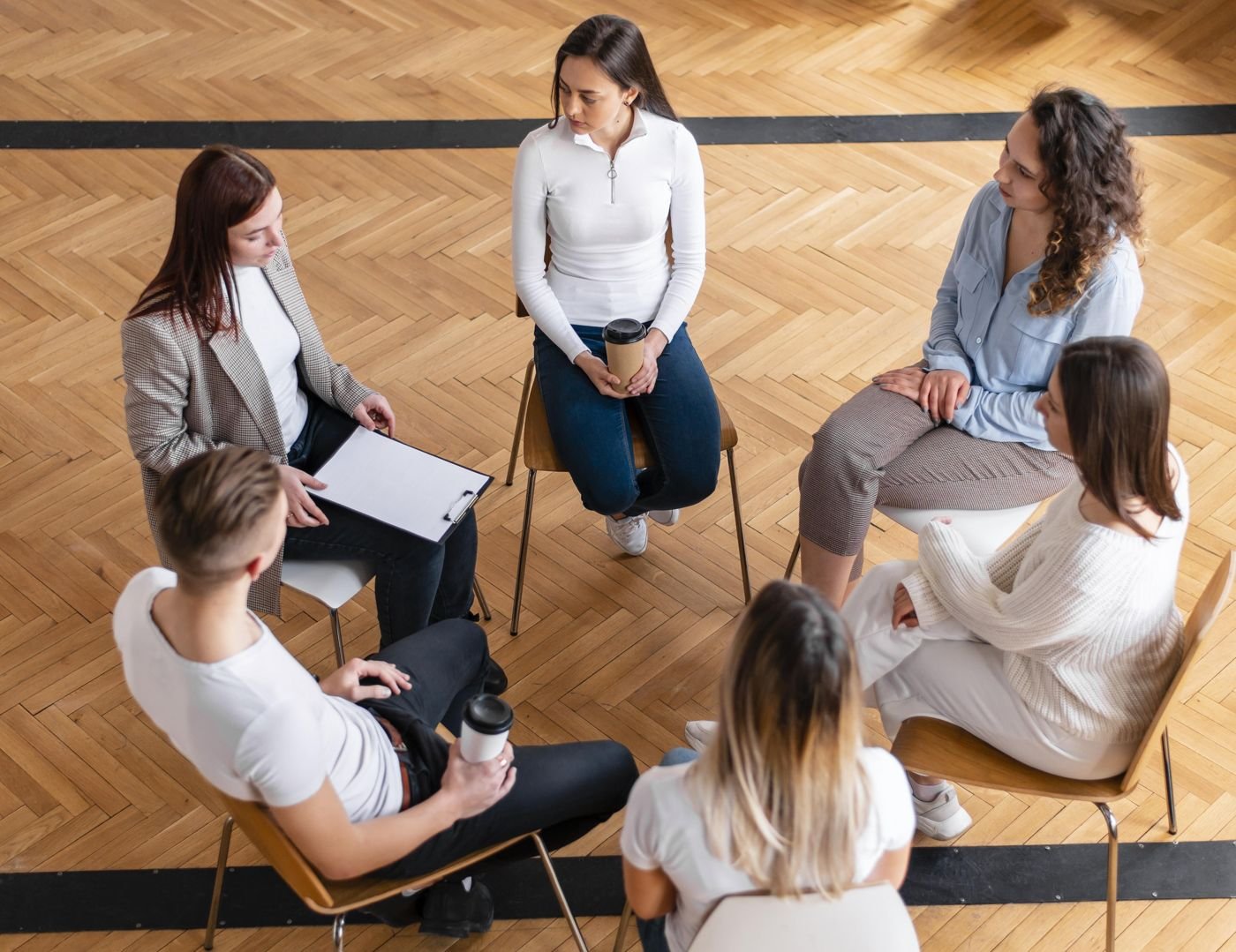 Grupo de profesionales sentadas en círculo durante un taller práctico